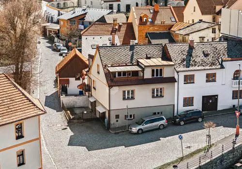 Dům u řeky v centru Sušice — fotografie 2